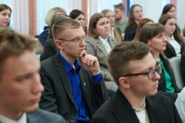 
Сергей Цивилев дал старт Году молодежи и студентов в Кузбассе и ответил на вопросы в прямом студенческом эфире                