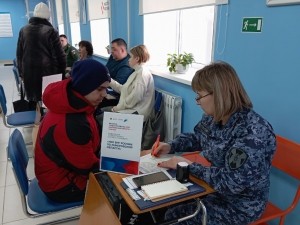Представители Росгвардии провели информационную кампанию среди жителей Киселевска о возможности службы в войсках правопорядка 