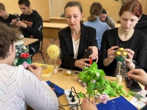Работники культуры научили студентов Тяжинского агропромышленного техникума изготавливать «дерево счастья» Работники культуры научили студентов Тяжинского агропромышленного техникума изготавливать «дерево счастья»