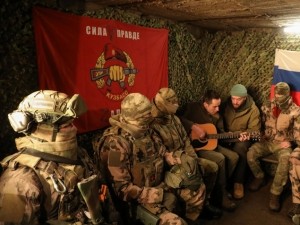 Рэпер ST и гитарист группы &laquo;Звери&raquo; выступили перед росгвардейцами в зоне СВО