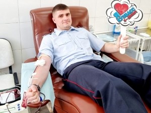 В Кузбассе транспортные полицейские приняли участие в добровольной сдачи крови &laquo;Доноры в погонах&raquo;
