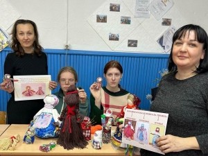 В Тяжине прошел мастер-класс по изготовлению народной куклы «Берегиня» В Тяжине прошел мастер-класс по изготовлению народной куклы «Берегиня»