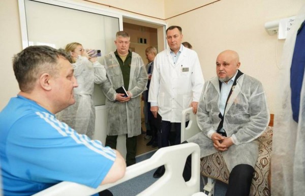 Губернатор Сергей Цивилев в Кузбасском клиническом госпитале для ветеранов войн провел встречу с участниками СВО, их семьями, а также ветеранами боевых действий Губернатор Сергей Цивилев в Кузбасском клиническом госпитале для ветеранов войн провел встречу с участниками СВО, их семьями, а также ветеранами боевых действий