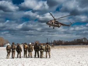 Спецназ Росгвардии отрабатывает беспарашютное десантирование в сложных условиях в Кемерове