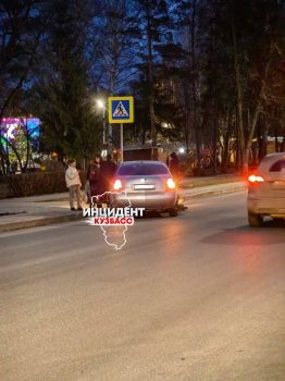 В Кемерове авто пострадало от удара об самокатчиков В Кемерове авто пострадало от удара об самокатчиков