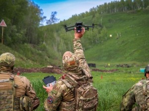Спецназ Росгвардии провел масштабные учения с новейшими дронами в Кузбассе Спецназ Росгвардии провел масштабные учения с новейшими дронами в Кузбассе