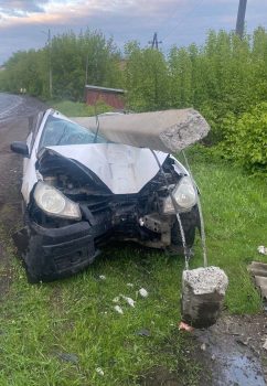 В Кузбассе огромный столб раздавил автомобиль с людьми В Кузбассе огромный столб раздавил автомобиль с людьми