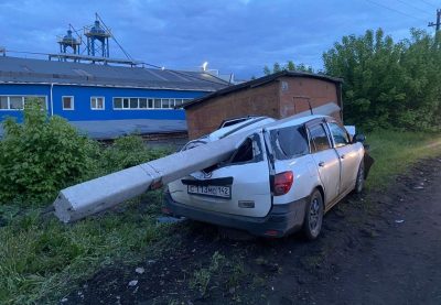 В Кузбассе огромный столб раздавил автомобиль с людьми В Кузбассе огромный столб раздавил автомобиль с людьми