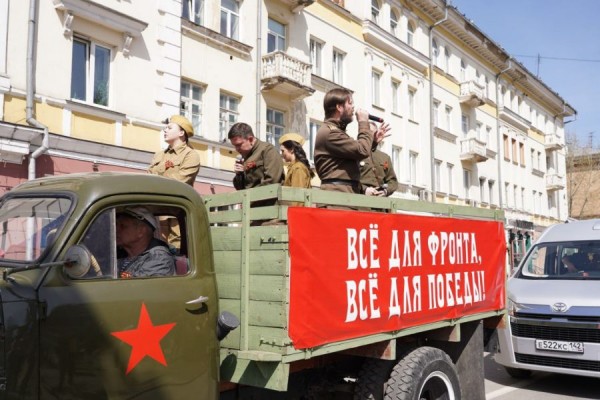 Внимание кемеровчан привлёк необычный автомобиль «из прошлого» Внимание кемеровчан привлёк необычный автомобиль «из прошлого»