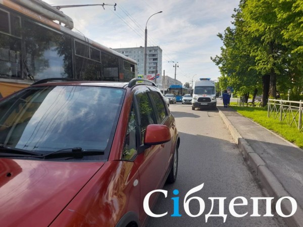 Автомобиль сбил ребёнка на дороге в Кемерове
