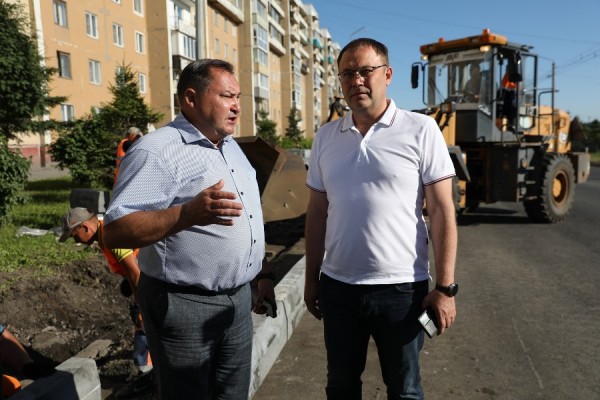 Илья Середюк проинспектировал ход ремонта дорог и социальных объектов в Ленинске-Кузнецком