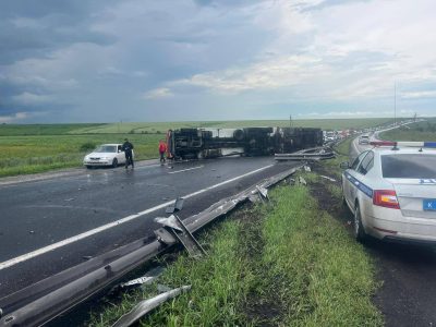 Перевёрнутая фура заблокировала движение на кузбасской трассе