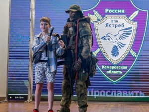 Сотрудник спецподразделения Росгвардии рассказал юным инженерам о своей службе