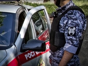 Росгвардейцы защитили работницу пункта выдачи от горожанина