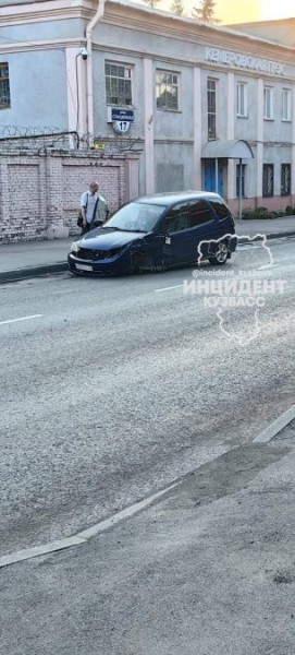 В Кемерове произошло жёсткое ДТП с легковушкой и грузовиком