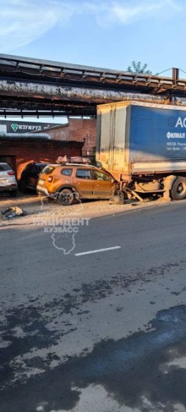 В Кемерове произошло жёсткое ДТП с легковушкой и грузовиком
