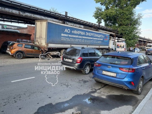 В Кемерове произошло жёсткое ДТП с легковушкой и грузовиком