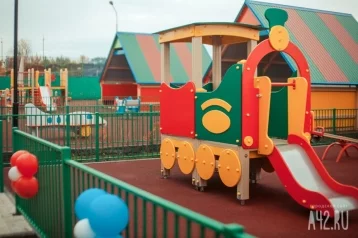 Соцсети: в Кузбассе 2-летний ребёнок упал с высоты из-за дыры на детской площадке
Соцсети: в Кузбассе 2-летний ребёнок упал с высоты из-за дыры на детской площадке