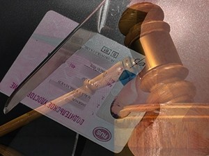 В Кузбассе суд по требованию прокурора лишил больную алкоголизмом женщину права на управление автомобилем