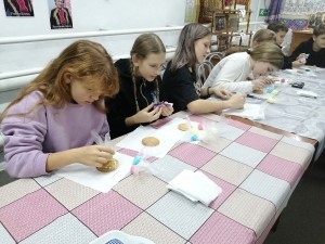 Для школьников из Тисульского округа в Тяжине прошел мастер-класс по росписи пряников