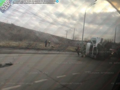 Грузовик перевернулся на кольце в кузбасском городе (видео)
