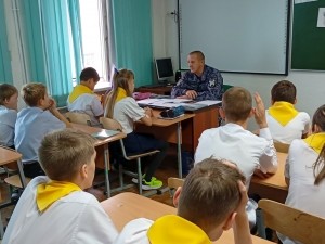 Сотрудник Росгвардии провёл открытый урок безопасности для беловских школьников Сотрудник Росгвардии провёл открытый урок безопасности для беловских школьников
