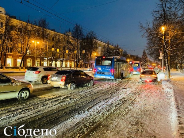 Коллапс: Кемерово сковали жутчайшие пробки Коллапс: Кемерово сковали жутчайшие пробки
