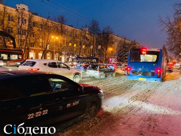Коллапс: Кемерово сковали жутчайшие пробки Коллапс: Кемерово сковали жутчайшие пробки