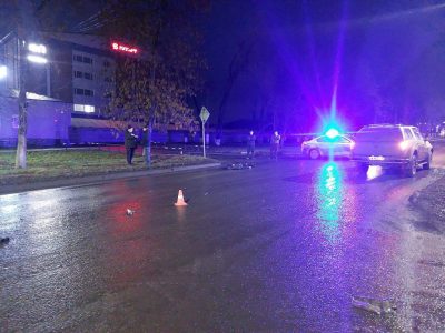 В Кузбассе пенсионер погиб под колёсами автомобиля В Кузбассе пенсионер погиб под колёсами автомобиля