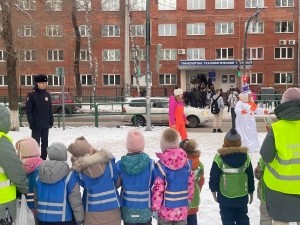 В Новокузнецке сотрудники Госавтоинспекции вместе с ребятами их детских садов напомнили проходим о ПДД