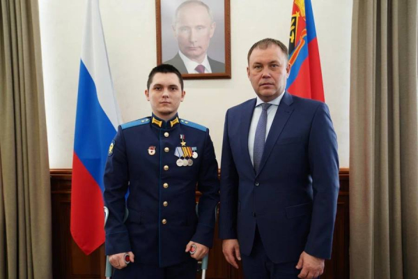 Губернатор Кузбасса Илья Середюк встретился с Героем России Алексеем Асылхановым и его родными