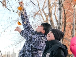 Росгвардейцы со школьниками позаботились о зимующих в Кузбассе птицах