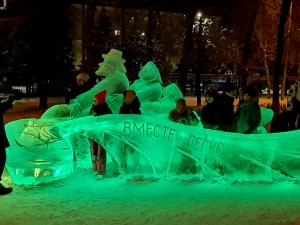 В Новокузнецке в Саду Алюминщиков появились ледовые скульптуры