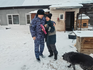 В Юрге сотрудники Росгвардии поздравили женщин-волонтёров, которые посвящают своё время помощи бездомным животным