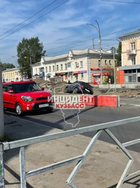 Иномарка в Кемерове рухнула в яму для трамвайных путей Иномарка в Кемерове рухнула в яму для трамвайных путей