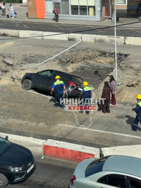 Иномарка в Кемерове рухнула в яму для трамвайных путей Иномарка в Кемерове рухнула в яму для трамвайных путей