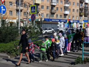 ГИБДД Новокузнецка провела пешеходную экскурсию для малышей ГИБДД Новокузнецка провела пешеходную экскурсию для малышей