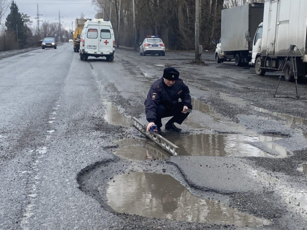 Яма не по ГОСТу: сотрудники кемеровской ГИБДД вышли с линейкой на городские улицы Яма не по ГОСТу: сотрудники кемеровской ГИБДД вышли с линейкой на городские улицы