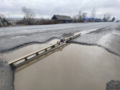 Яма не по ГОСТу: сотрудники кемеровской ГИБДД вышли с линейкой на городские улицы Яма не по ГОСТу: сотрудники кемеровской ГИБДД вышли с линейкой на городские улицы