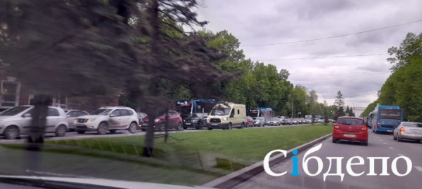 Лихачат, уважают, но нарушают: как ведут себя кемеровские водители в вечерних пробках