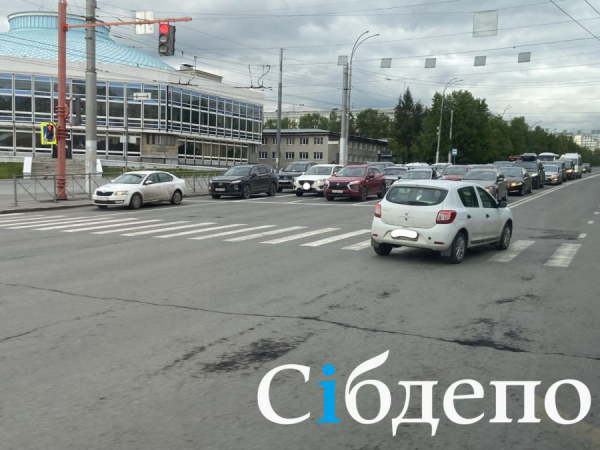 Лихачат, уважают, но нарушают: как ведут себя кемеровские водители в вечерних пробках