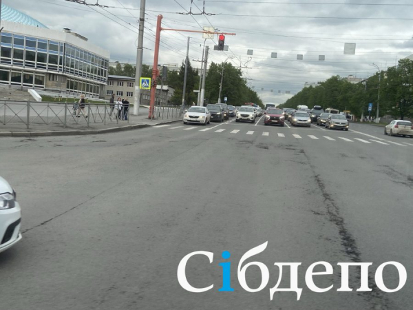 Лихачат, уважают, но нарушают: как ведут себя кемеровские водители в вечерних пробках