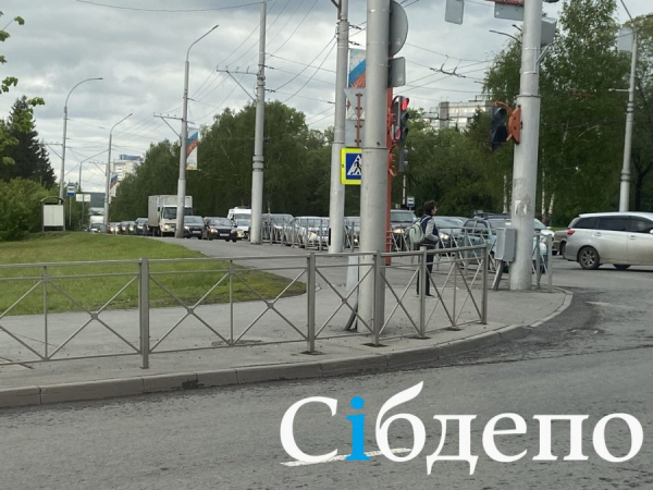Лихачат, уважают, но нарушают: как ведут себя кемеровские водители в вечерних пробках