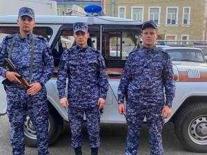 Росгвардейцы оказали помощь после ДТП с легковым автомобилем в Мариинске Росгвардейцы оказали помощь после ДТП с легковым автомобилем в Мариинске