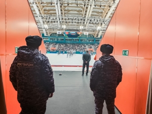 Росгвардейцы продолжают следить за безопасностью матчей чемпионата России по хоккею с мячом в Кузбассе Росгвардейцы продолжают следить за безопасностью матчей чемпионата России по хоккею с мячом в Кузбассе