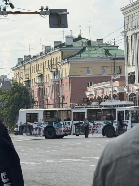 Троллейбус парализовал центр Кемерова в предпраздничном дорожном аду