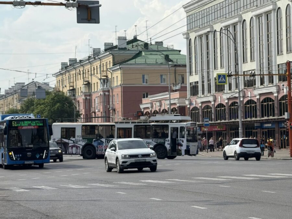 Троллейбус парализовал центр Кемерова в предпраздничном дорожном аду