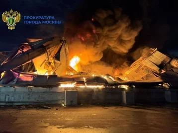 В Москве горит склад на площади 3 000 квадратных метров
В Москве горит склад на площади 3 000 квадратных метров